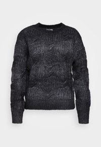 Svart stickad tröja med en strukturerad kabelmönster, rund hals, och långa ärmar, med ribbade avslut och ärmslut.