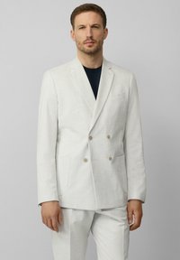 Lichtgrijze linnen double-breasted blazer met notch-lapels, twee voorkeuzepockets en beige knopen, gecombineerd met bijpassende broek.