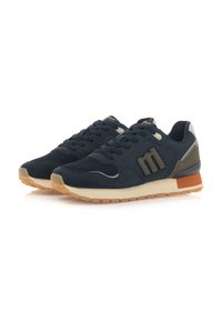 Zapatillas azul marino con materiales de ante y malla, que cuentan con una suela de goma, talón reforzado y acentos marrones en contraste.