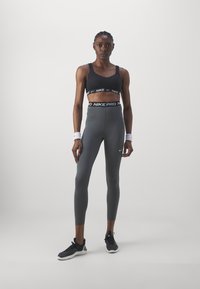 Nike Performance 365 - Leggings - iron grey/white