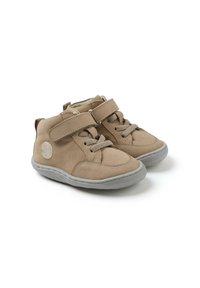 Scarpe alte in pelle beige con suole grigie, dotate di una singola fascia in Velcro e lacci grigi. Dettaglio del logo rotondo sul lato.