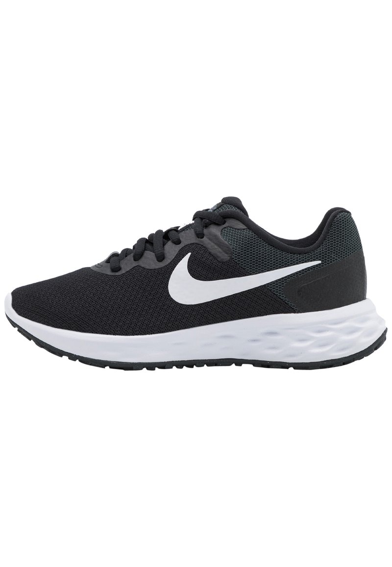 Chaussures de sport noires avec une tige en mesh respirant, logo Swoosh blanc, col rembourré et semelle extérieure noire texturée pour une adhérence.