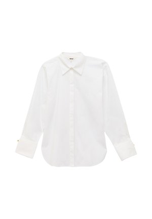Biała koszula na długi rękaw, zapinana na guziki, z ostrym kołnierzykiem i szerokimi mankietami, rozłożona płasko na białym tle.