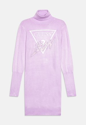 Lilla langærmet rullekrave-strikkjole med "GUESS USA ICON" hvidt og lyserødt glitrende logo på brystet.