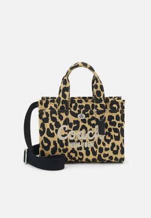 Bolsa de mão com padrão de leopardo feita de lona. Apresenta duas alças superiores, uma alça preta destacável e ferragens em tom prateado com um porta-chaves.