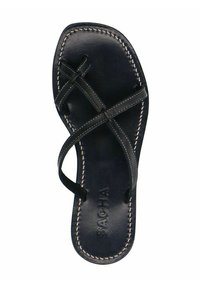 Zwarte leren sandaal met kruislings gespen, gedetailleerde stiksels langs de randen en een platte zool. Ontworpen voor open-teenschoenen.