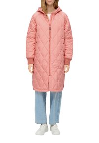 Rosa gesteppte Daunenjacke mit Kapuze, ausgestattet mit einem Frontreißverschluss und Druckknöpfen, kombiniert mit blauen, weit geschnittenen Jeans und weißen Sneakers.