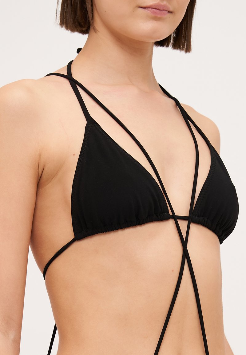 Top bikini triangolare nero con spalline sottili e regolabili. Presenta bordi arricciati e un design minimalista per un aspetto elegante.