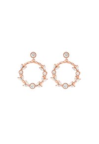 Roségull hoopøreringer med en vridd design som har blomsterdetaljer og klare edelstener i forskjellige former, plassert rundt hoops.