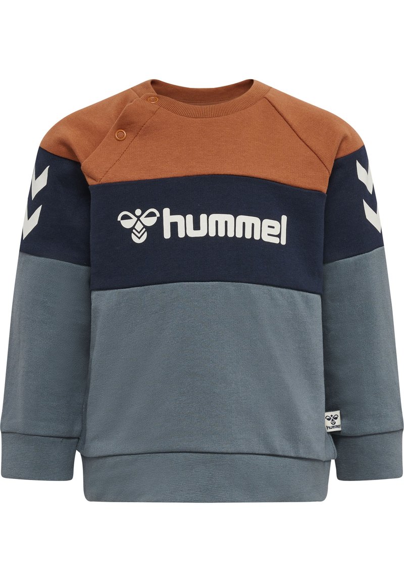 Sweatshirt med en brun, marinblå och grå färgblockdesign, med en vit "hummel"-logotyp och knappdetaljer på sidan av axeln.