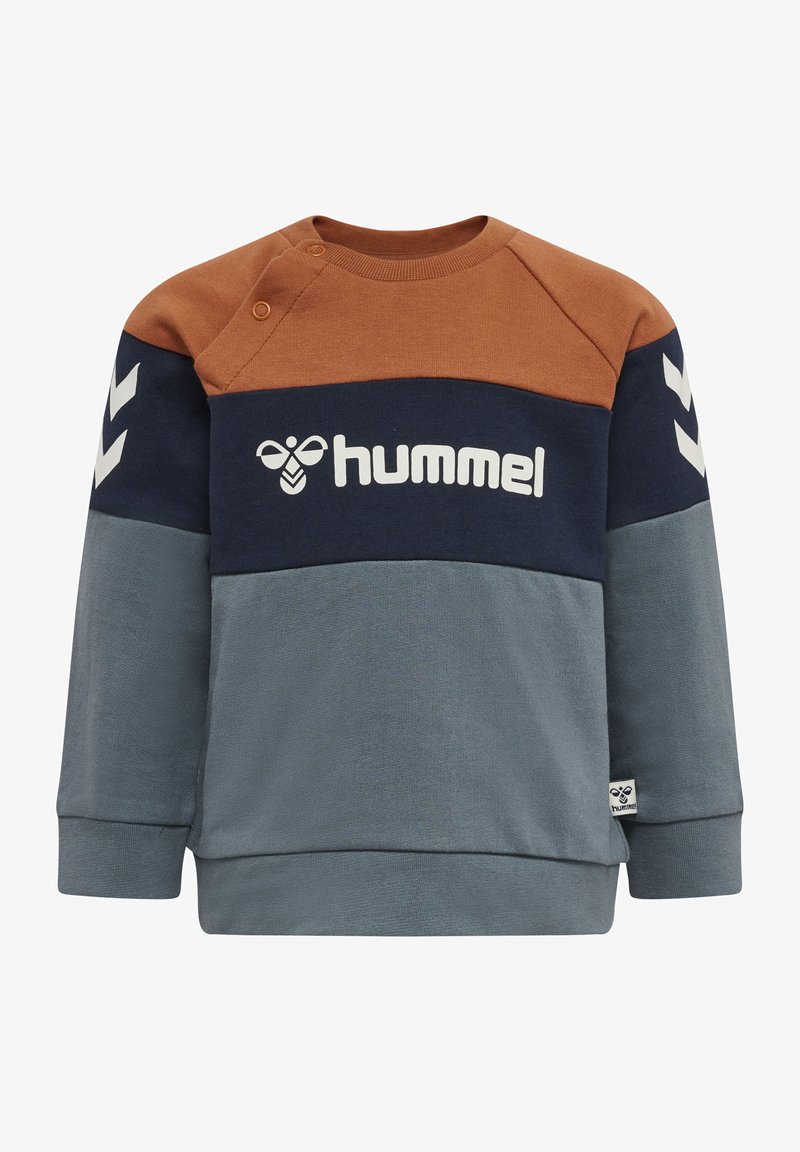 Sweatshirt med en brun, marinblå och grå färgblockdesign, med en vit "hummel"-logotyp och knappdetaljer på sidan av axeln.