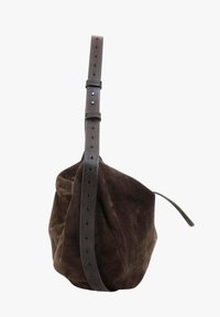 Borsa in pelle scamosciata marrone con una tracolla di pelle grigia spessa, design morbido, chiusura con zip e dettagli traforati sulla tracolla.