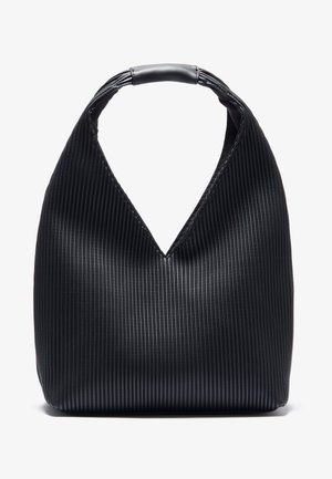 Borsa in pelle nera rigata con un unico manico arrotondato e un'apertura a forma di V profonda al centro superiore.