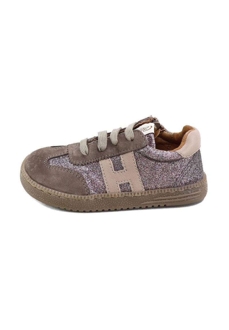 Zapatillas marrones brillantes con parte superior de ante, acentos en rosa y cordones beige. Media suela texturizada con patrones de agarre en la suela de goma.