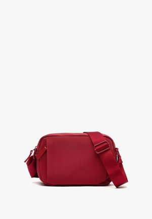 Borsa a tracolla rossa realizzata in materiale liscio, forma rettangolare, tracolla regolabile e chiusura con zip, dal design minimalista e senza schemi visibili.
