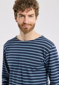 Camicia a maniche lunghe a righe con righe orizzontali blu navy e azzurro chiaro, design con scollatura a girocollo e una texture di tessuto morbido.