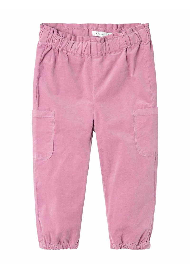 Pantaloni in corda rosa con vita elasticizzata, polsini arricciati e due tasche laterali. Texture morbida, vestibilità rilassata e senza chiusure visibili.