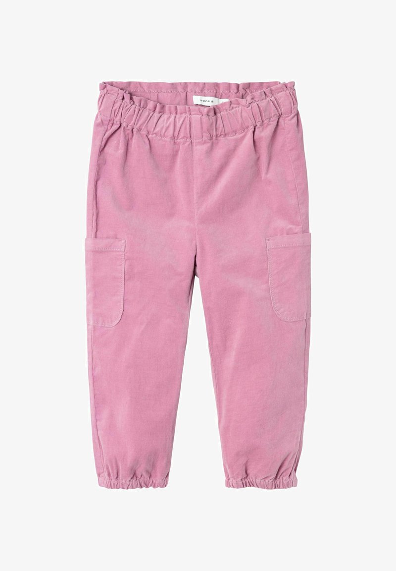 Pantaloni in corda rosa con vita elasticizzata, polsini arricciati e due tasche laterali. Texture morbida, vestibilità rilassata e senza chiusure visibili.