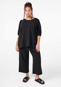 Zizzi MIT KURZEM ARM UND SCHLEIFE HINTEN - Blūze - black