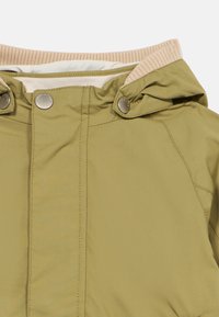 Ανοιχτό ελαφρώς πράσινο μπουφάν με κουκούλα, με μπεζ ριμπ λαιμόκοψη και ασημένια κουμπιά με σούστα στην εμπρόσθια πατιλέτα.