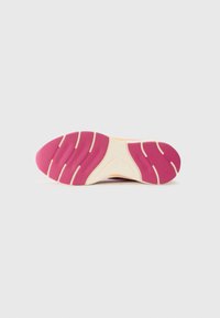 Suola della scarpa con una base crema e un motivo di trazione in gomma rosa. La superficie testurizzata presenta scanalature e creste per una migliore aderenza.