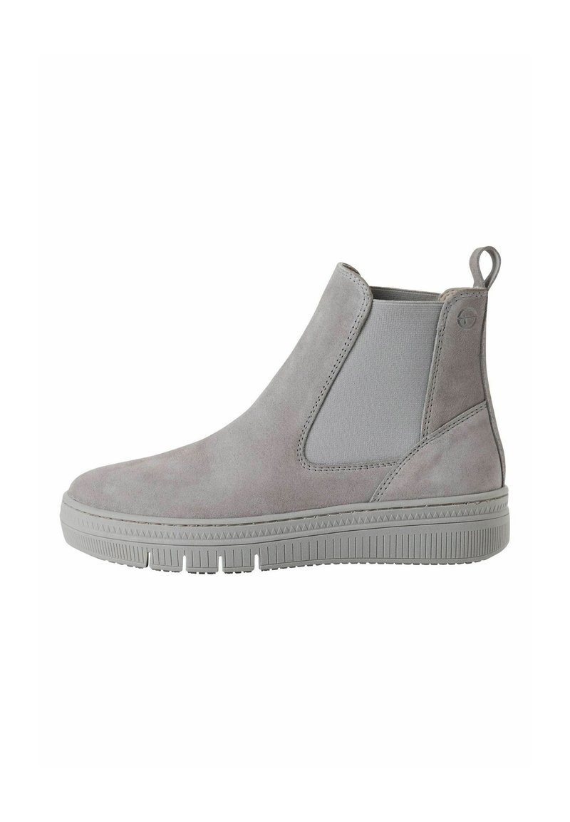 Grijze suède Chelsea boot met elastische zijpanelen en een treklus. Dikke rubberen zool met geribbelde textuur, gladde en matte afwerking.