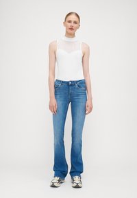 ONLY Tall ONLBLUSH MID - Platėjantys džinsai - medium blue denim
