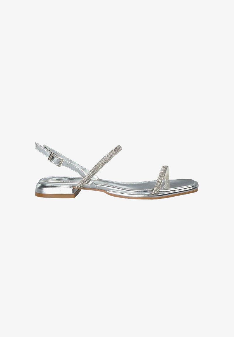 Zilverkleurige metallic platte sandals met een open teen, voorzien van dunne banden en een strassaccent op de teenband. De zool is lichtjes gestructureerd.