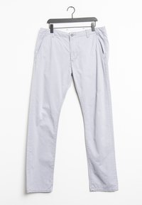 Ljust grå bomullsbukser med rak passform, har framfickor och knappstängning, hängande från en svart plastgalge.