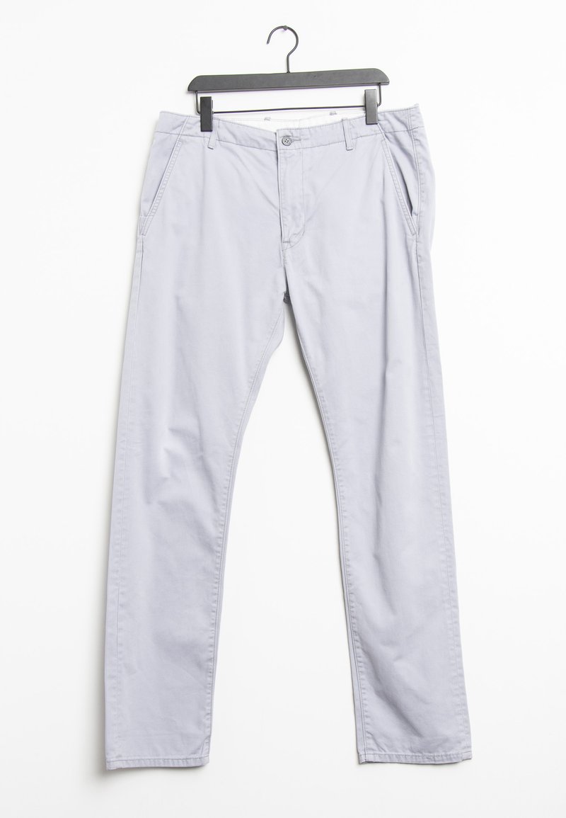 Ljust grå bomullsbukser med rak passform, har framfickor och knappstängning, hängande från en svart plastgalge.