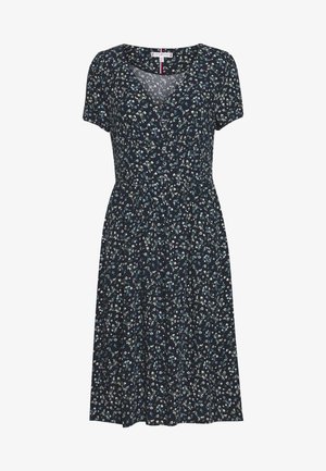 Navyblaues Blumenkleid mit kurzen Ärmeln, das einen Rundhalsausschnitt, eine taillierte Taille und einen fließenden Rock aufweist, verziert mit kleinen weißen und blauen Blumen.