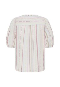 Blouse blanche à rayures verticales pastel et motifs géométriques rouges, avec manches trois-quarts bouffantes et empiècement carré au dos.