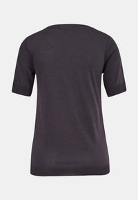 Tylny widok zwykłego, ciemnoszarego, krótkiego swetra z okrągłym dekoltem oraz prążkowanymi mankietami na rękawach i u dołu.