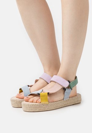 Farverige espadrille-sandaler med bløde ruskindstropper i pink, blå og gul, samt en struktureret, vævet rebsål for bedre greb.