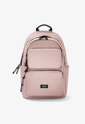 Világos rózsaszín hátizsák, több cipzáras rekesszel, fekete felső fogantyúval és kontrasztos fekete fém kiegészítőkkel. Simaságot sugalló szövet textúra.
