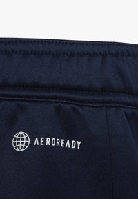Pantalones cortos deportivos navy con el logo AEROREADY en blanco. Hechos de tela texturada, con una cinturilla elástica y detalles de costura.
