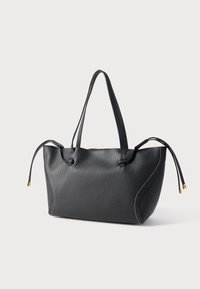 Geantă tote din piele neagră cu suprafață texturată, două mânere lungi și accente hardware aurii contrastante. Prezintă cusături curbate și cusute.