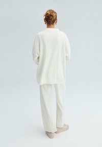 Touché Privé KNIT CARDIGAN AND TROUSERS SET - Kardigán - ecru
