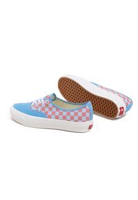 Zapatillas de lona azules con un patrón de tablero de ajedrez en rosa y blanco, suela de goma blanca y cordones blancos con una etiqueta de logo de Vans.