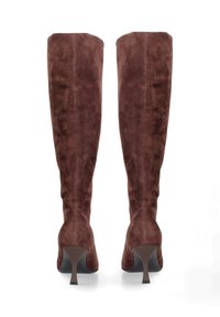 Stivali al ginocchio in suede marrone con tacco sottile, texture liscia e design aderente che contorna le gambe. Nessuna ferramenta o motivo visibile.