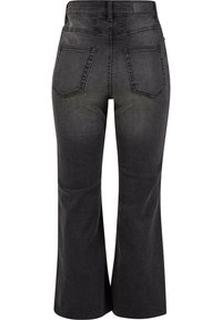 Jean noir évasé avec une texture lisse, comportant deux poches arrière et un design de taille mi-haute. Des coutures renforcées soulignent les poches.