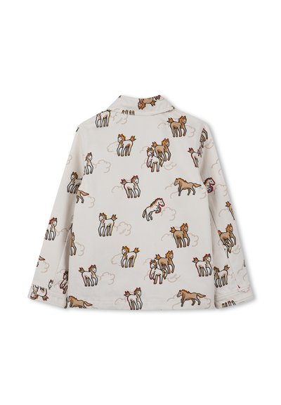 Lange mouwen beige kinderschirt met speelse bruine en witte paardenpatronen en lichte wolkenontwerpen op een effen achtergrond.