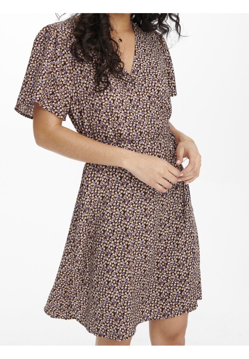 Blumenkleid mit kurzen, schwingenden Ärmeln, einem dunkelbraunen Grundton und kleinen lila und gelben Blumen, tailliert in der Taille.