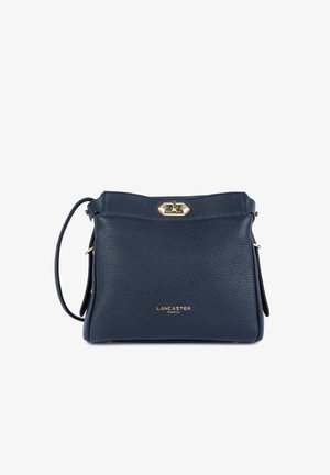 Sac bandoulière en cuir texturé bleu marine avec fermeture à tourniquet dorée et logo "Lancaster Paris" en lettres dorées à l'avant.