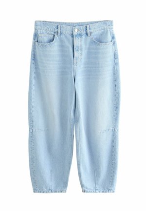 Jeans in denim azzurro chiaro con una vestibilità comoda. Presentano cinque tasche, una chiusura con bottone e dettagli di scolorimento leggero sulle ginocchia. Il fondo è accorciato.