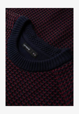 Gestrickter Pullover in Marineblau und Burgunder mit einem strukturierten Wabenmuster. Rippkragen und Etikett mit Größe M.