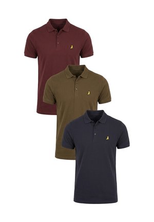 Tre polo a maniche corte in bordeaux, verde oliva e blu navy, ciascuna con un piccolo logo giallo di un uccello sul petto.