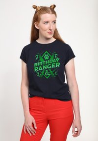 Marineblå t-shirt med et grønt grafisk print, der siger "BIRTHDAY RANGER" med designelementer som krydsede sværd og potespor.