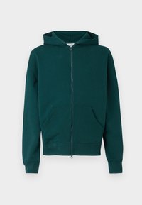 Grønn zip-up hettegenser laget av mykt stoff, med kengurulomme, ribbede mansjetter og et enkelt logo på brystet.