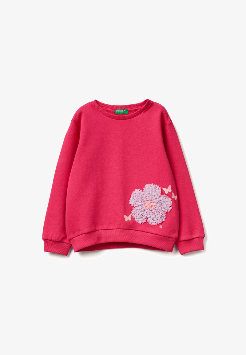 Felpa rosa brillante con una texture morbida, caratterizzata da un grande appliqué floreale in tonalità viola e pastello, e piccoli accenti a forma di farfalla.